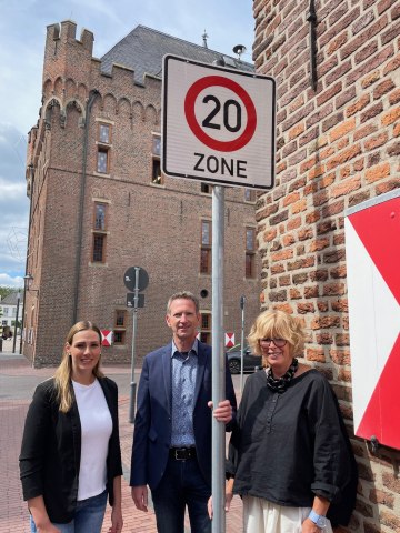 Das Foto zeigt die zwanziger Zone in Kalkar mit der Bürgermeisterin Britta Schulz, dem Fachbereichsleiter Stefan Urselmans und der Fachdienstleitung Linda Brähler (v.r.n.l.)